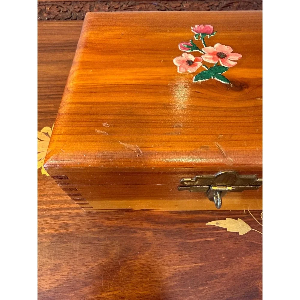 Vintage Cedar Keepsake Box with Floral Transfer Lid‎